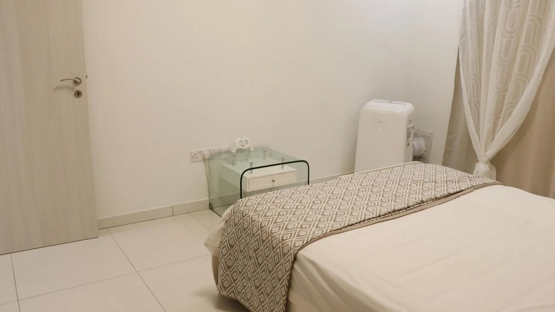 Spacious Apartment, Near Pinikoudes Beach Larnaca 0*,  Chypre