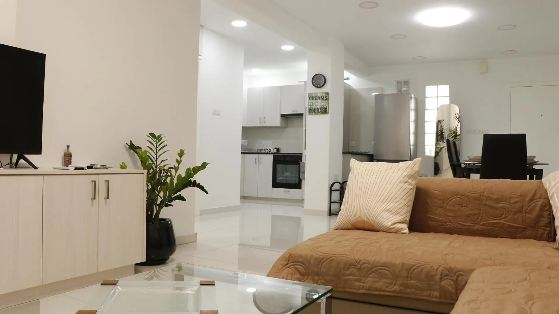 Spacious Apartment, Near Pinikoudes Beach Larnaca Appartement