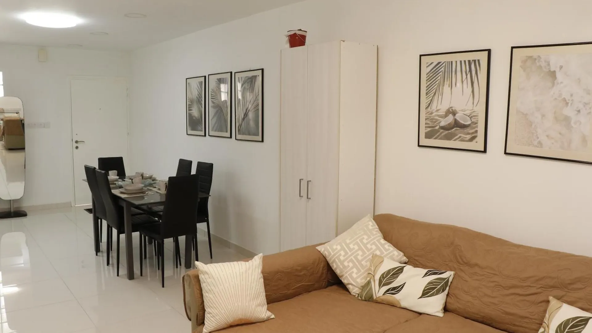 Spacious Apartment, Near Pinikoudes Beach Larnaca Appartement